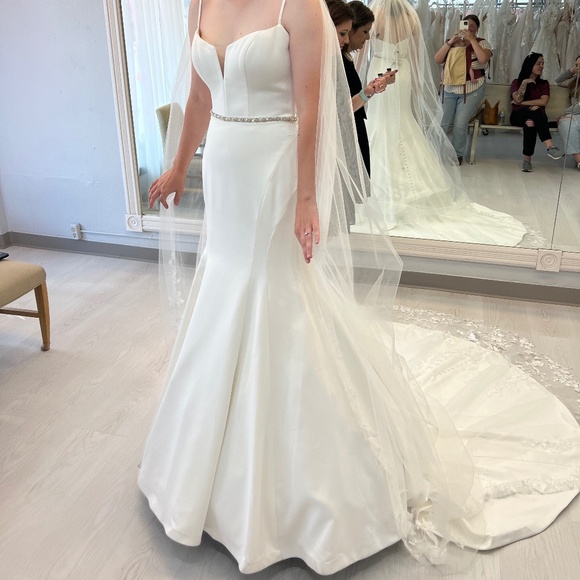 Wedding dress - Picture 1 of 8